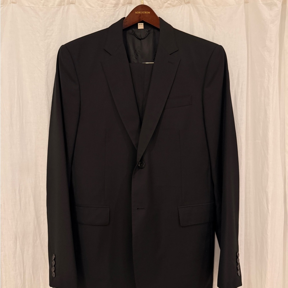Burberry Classic Black Suit, 42 R/L, Made in Italy 100% Virgin Wool